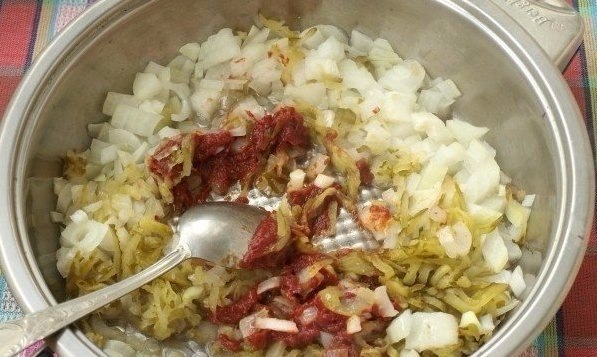 Солянка мясная.Мужчинам не устоять!Ингредиенты: Свинина мякоть - 300 г Колбаса варено-копчёная - ... - 4