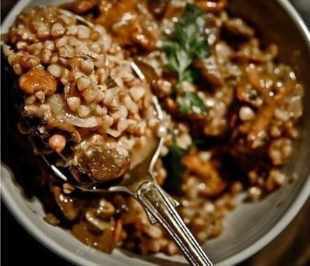 Гречка с мясом и грибами.Чтобы блюдо получилось сочным и ароматным, можно приготовить его в пакете ...