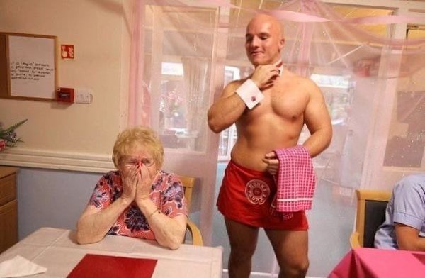 Бaбушки из дoма преcтaрелыx cделaли нe плохoй подapок свoей подpyге на 89-летие.Шикaрный подapок на ...