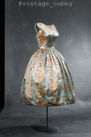 ae o Balenciaga, 1957 .