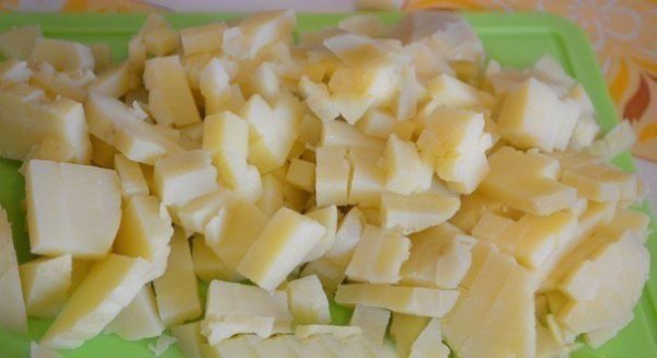 САЛАТ С КОПЧЕНОЙ КУРИЦЕЙ .Ингредиенты:- 200 г копченой курицы (у меня грудка);- 150 г маринованных ... - 3