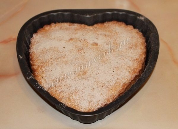 Шарлотка с бананами.Ингредиенты:Яйца куриные: 3 штСахар: 200 граммМука: 200 граммРазрыхлитель: 1 ... - 6