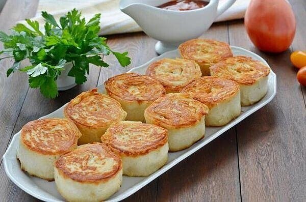 Рулетики с курицей и сыром на сковороде.Рулетики, приготовленные с отварным куриным филе и сыром, ...