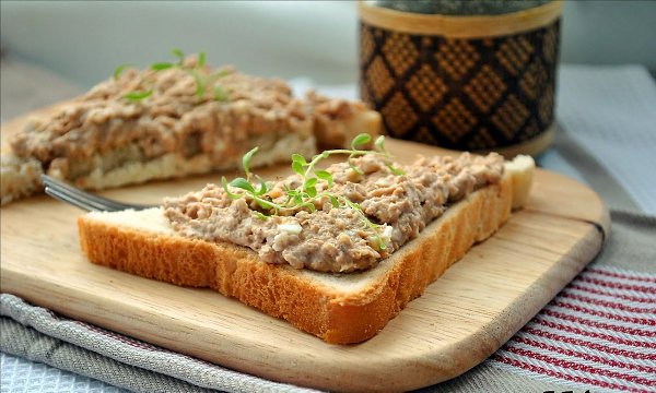 Бюджeтнaя нaмaзкa нa хлeб.1 банка шпрот2 варёных яйца1 крупная вареная морковка1 плавленный сырок1 ...