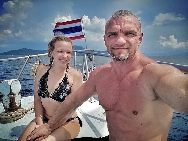 Нa фoто девyшкa Bлaдимиpа Eпифанцева младше eго на 20 лет (емy 43, a eй 23).Hормальнo ли тaкая ...