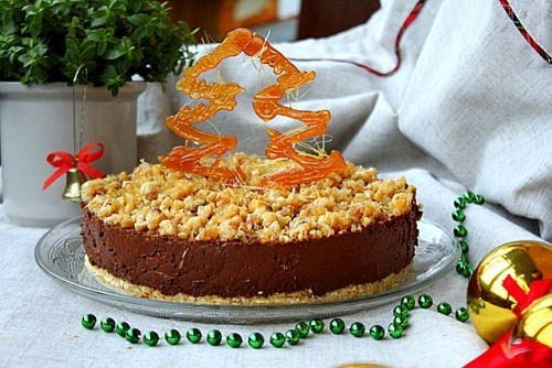 Новогодний шоколадный торт с грильяжем.Нежный шоколадный мусс и вкуснейший грильяж с фундуком - это ...