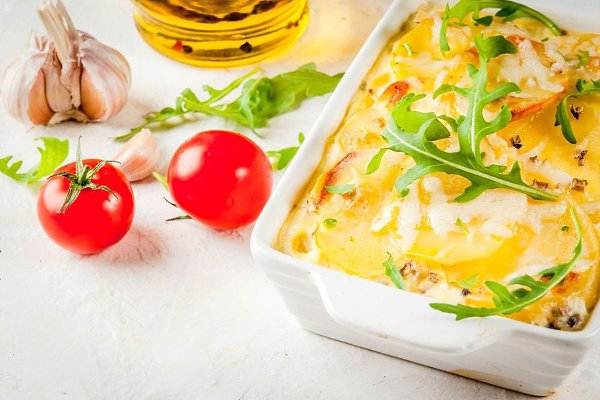 Картофельный гратен с грибами.Ингредиенты:Грибы шампиньоны — 50 гСыр твердый — 50 гСливки — 100 ...