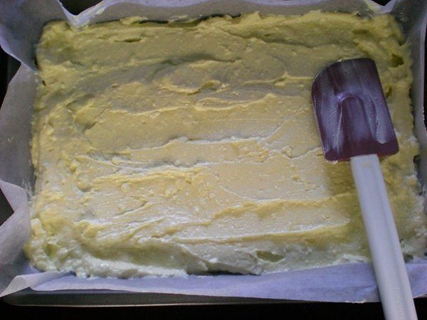 Рулет банановый с творогом.Ингредиенты:Яйца куриные — 4 шт.Мука – стаканаБанан спелый – 1 ... - 4