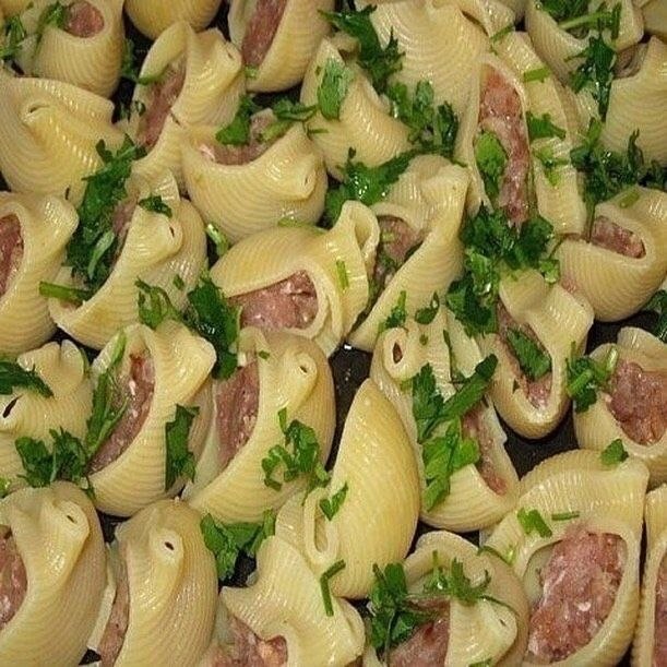 Ракушки с фаршем с соусом бешамель. Ракушки отварить мин.5 Приготовленным фаршем наполнить ракушки ...