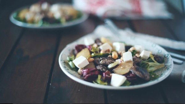Теплый салат с куриной печенью.Ингредиенты: (на 2 порция)10 кусочков куриной печени1 небольшая ...