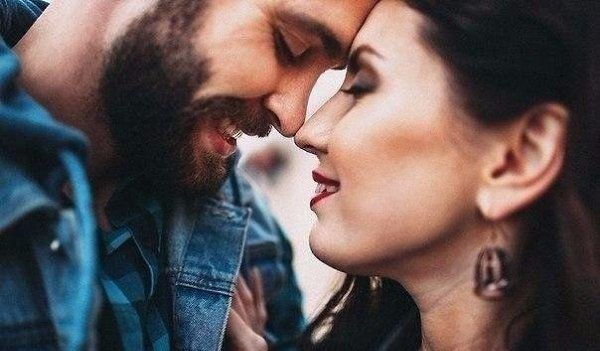 Женщина должна делать так, чтобы мужчине было приятно приходить домой, а мужчина должен делать так, ...