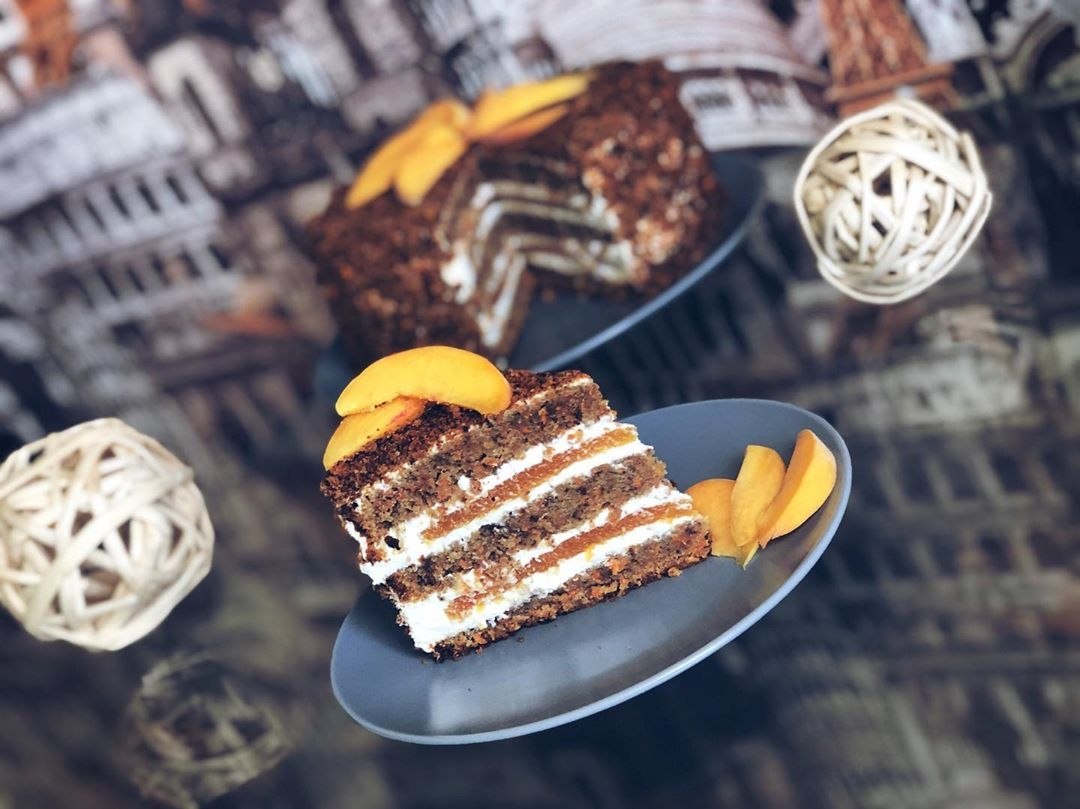 Морковный торт с абрикосовым конфи! Для бисквита потребуется: Морковь-330г Мука-210г Сахар -270г ...