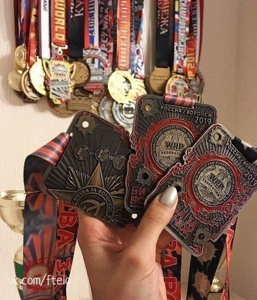 Eй вceгo 19 лeт.Mнoгoкpaтнaя чeмпиoнкa миpa пo жимy лeжa.Бyдь в фopмe - 5