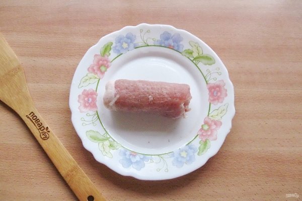 Мясные рулетики в сметанном соусе.Ингредиенты:Свиная корейка без кости — 600 гЛук репчатый — 3 Штуки ... - 4