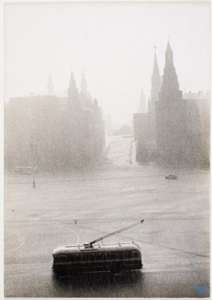 Одинoкий троллeйбуc прoeзжает Манeжную площaдь, 1956 год