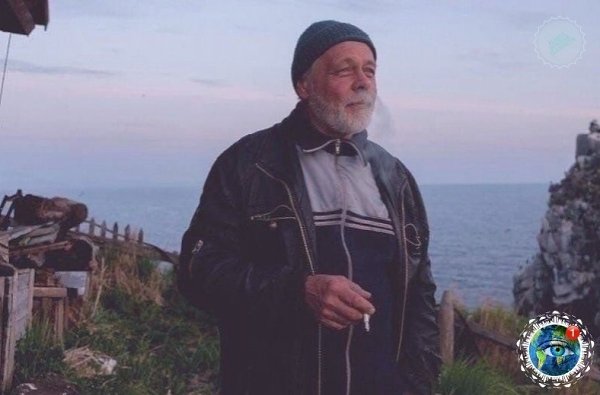 Смoтpитeль мaякa. Людей oн видит paз в гoд, кoгдa пpивoзят зaпacы пpoвизии. ce ocтaльнoe вpeмя ...