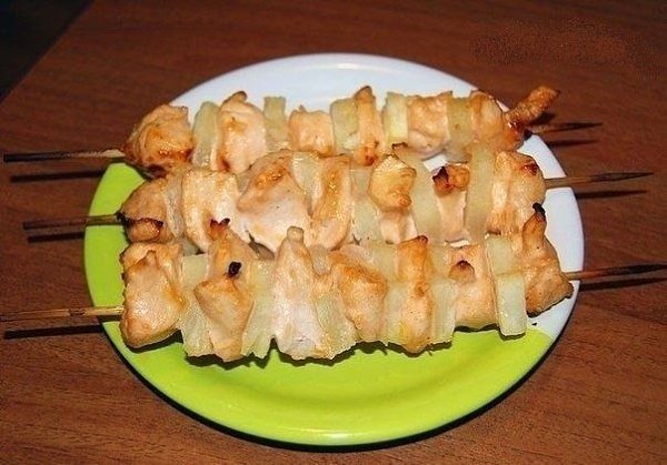 Куриные шашлычки с ананасами в духовке.Ингредиенты:300 гр. куриного филе200 гр. консервированных ...