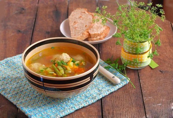 Суп с фрикадельками и кус-кусом.Ингредиенты:Картофель — 2 шт.Сельдерей (черешки) — 2 шт.Фасоль ... - 7