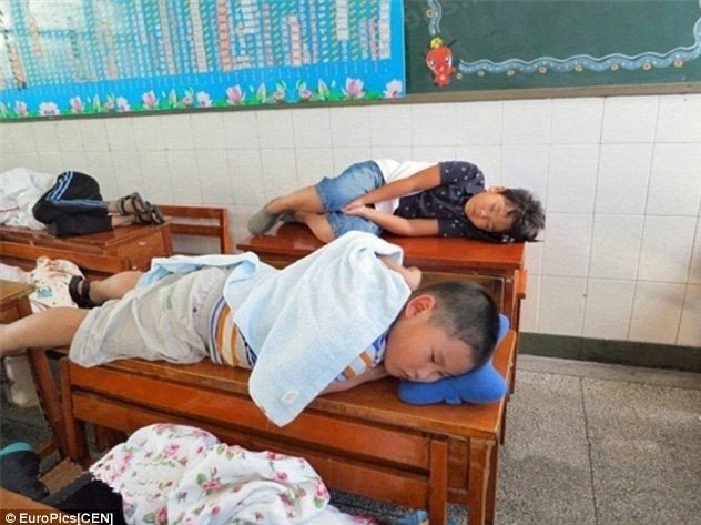 Китайские дети спят в школе. Сон в школе. Спящие школьники. Китайские школьники спят на уроке. Обед тихий час
