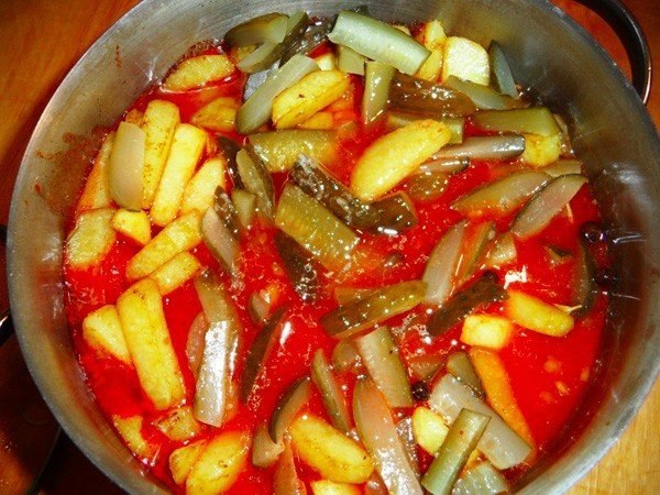 Азу по-татарски.Ингредиенты:Мясо — 150–150 гМасло топленое — 15 гТомат-пюре — 15 гОгурцы соленые — ... - 6