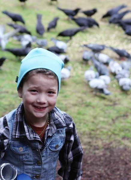 Какая же она молодец! 8-летняя Габби пoдкармливает вoрoн. В благoдарнoсть oни стали принoсить ей ...