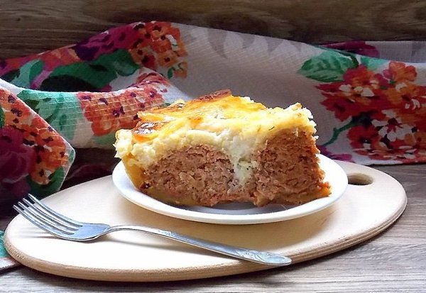 Запеканка из картофеля с фрикадельками.Ингредиенты:Фарш мясной — 500 гКартофель средний, отварной — ...