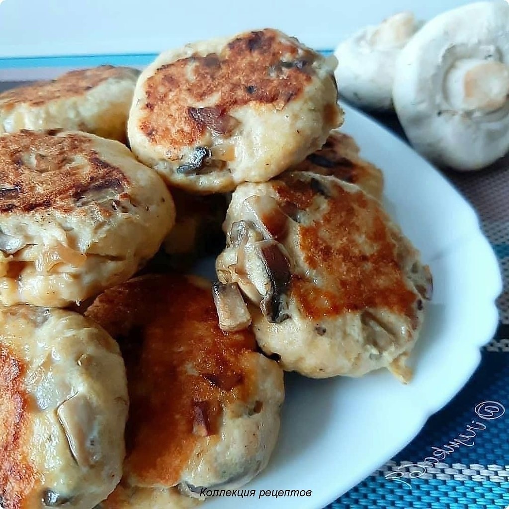 Котлеты с грибами. 500 грамм фарша из филе курицы 1 яйцо 4 ст.ложки манки 6 штук шампиньонов 1/2 ...