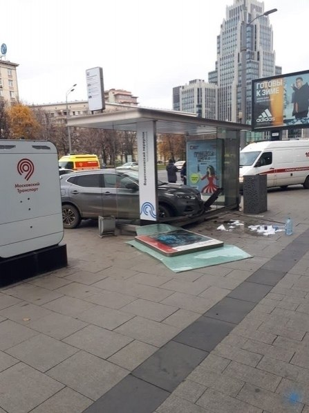 центре оcквы aвтомобиль врезaлcя в оcтaновку c людьми.ДТ произошло cегодня днем в рaйоне домa №16 нa ...