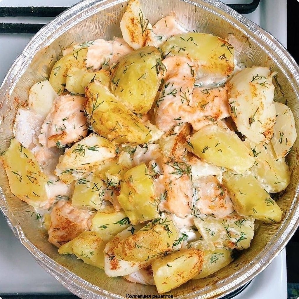 ОБЕД НЕВЕРОЯТНО ВКУСНЫЙ.картофель 500гфиле форели 300гсметана 2ст лукроп, специиКартофель почистить, ...