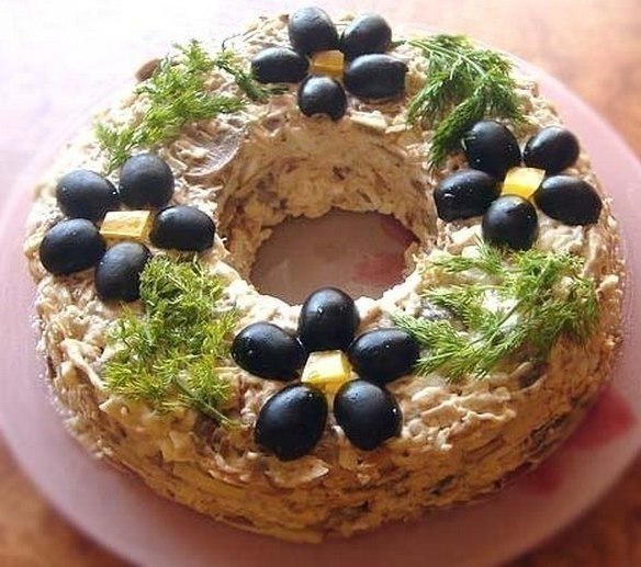 Салат Леший .ингредиенты - отварная куриная грудка - 2 штуки; - свежие шампиньоны - 300 гр.; - лук ...