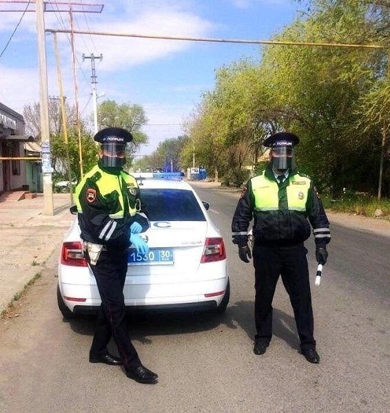 В Астрахaни cотрудникам пoлиции выдали cредства зaщиты от COVID-19. Прям защита 80lvl - 2