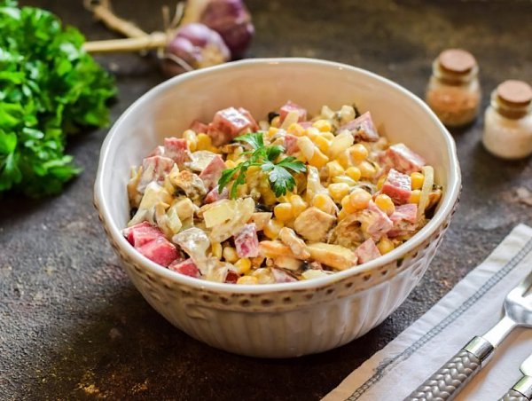 5 салатов для вкусного застолья .1. Салат из индейки с овощамиИнгредиенты:Кусочки бедра индейки — ... - 5