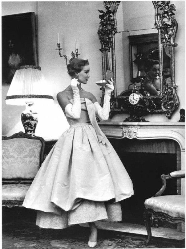 eepee ae o Cristobal Balenciaga, 1955 .