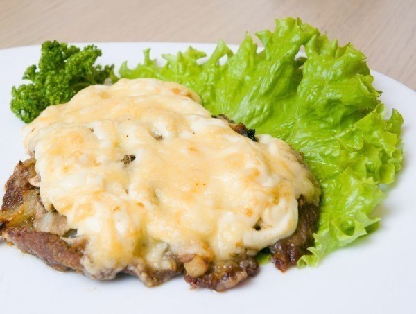 ТОП-6 рецептов мяса по-французски: 1. Мясо по-французски с помидорами Ингредиенты: Свиная шейка — ... - 5
