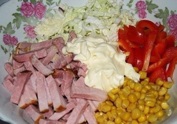 Салат из пекинской капусты.Ингредиенты:пекинская капуста - 400 гветчина - 200 гболгарский перец - 1 ... - 3