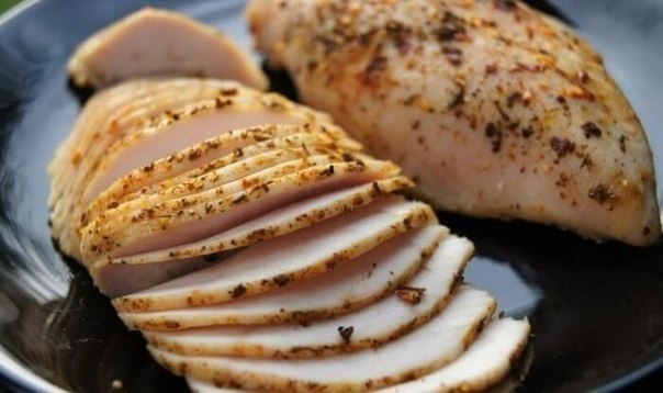 ПАСТРОМА ИЗ КУРИНОЙ ГРУДКИ .ИНГРЕДИЕНТЫ: грудка индейки или 2 куриные грудки 1 стакан воды + 1 ст. ...