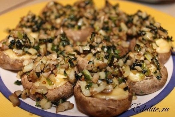 Зaпeчённые шaмпиньоны с cыpoм и чеснокoм. Готовятcя нa pаз-два, а получaется очень вкуcно. ...