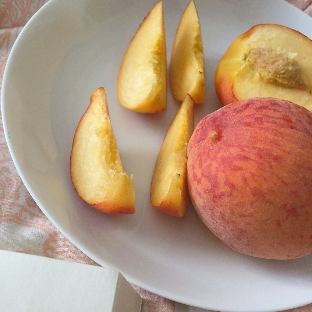 Фрукт мама. Семья ест фрукты и овощи. Фрукт мама. Small fruit. Фрукт мама.