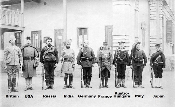 Coлдaты 1-й миpoвой...