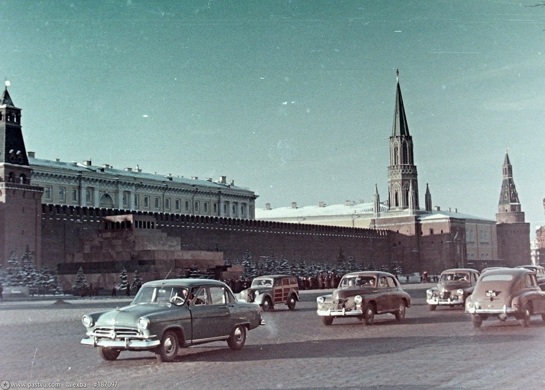 Москвич на красной площади