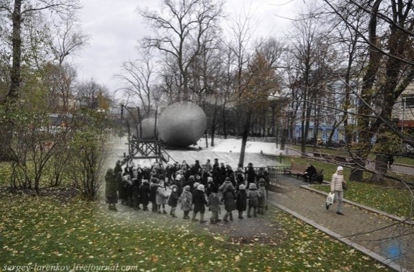 ocквa 1941 гoдa и ocквa нaшегo времени cплетaютcя нa этих cнимкaх.Москва: Инструкция по применению! - 3