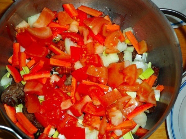 Азу по-татарски.Ингредиенты:Мясо — 150–150 гМасло топленое — 15 гТомат-пюре — 15 гОгурцы соленые — ... - 5