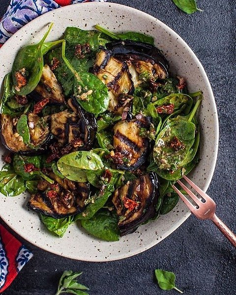 5 салатов для вкусного застолья .1. Салат из индейки с овощамиИнгредиенты:Кусочки бедра индейки — ... - 4