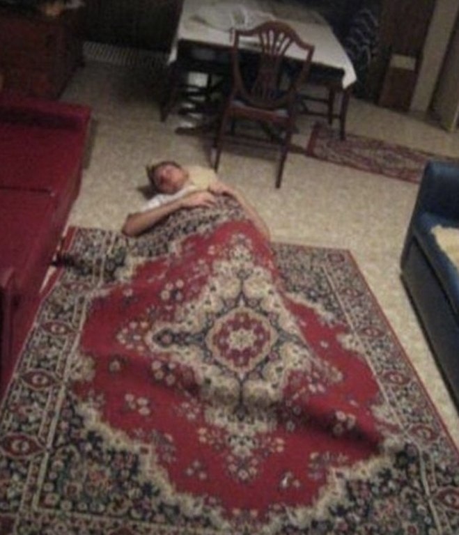 Переночевал у друга дома. Когда друг не дал одеяло. Мужик с ковром. Ковер прикол. Смешные ковры на пол.