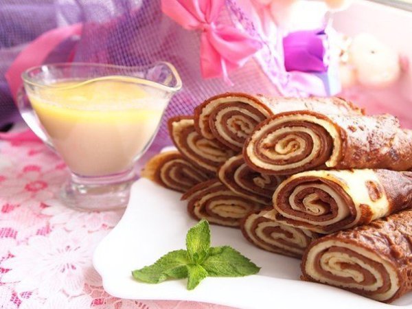 Блинные рулетики с ванильным соусом.ИнгредиентыЯйца куриные - 2 шт.Сахар - 1 ст.л.Молоко коровье - ... - 10