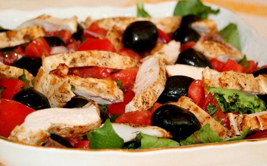 Овощной салат с куриной грудкой.По составу овощей очень похож на знаменитый Греческий салат. Однако ...