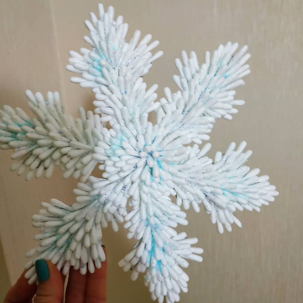 Морозная снежинка из ватных палочек своими руками