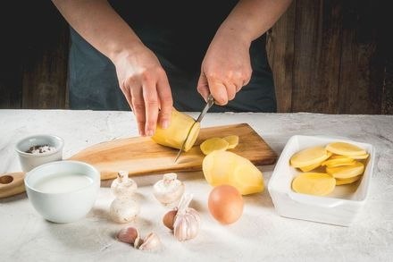 Картофельный гратен с грибами.Ингредиенты:Грибы шампиньоны — 50 гСыр твердый — 50 гСливки — 100 ... - 2