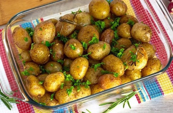 Молодая картошка с травами.Ингредиенты:Картофель мелкий, молодой — 1 кгМасло сливочное — 100 гЧеснок ...