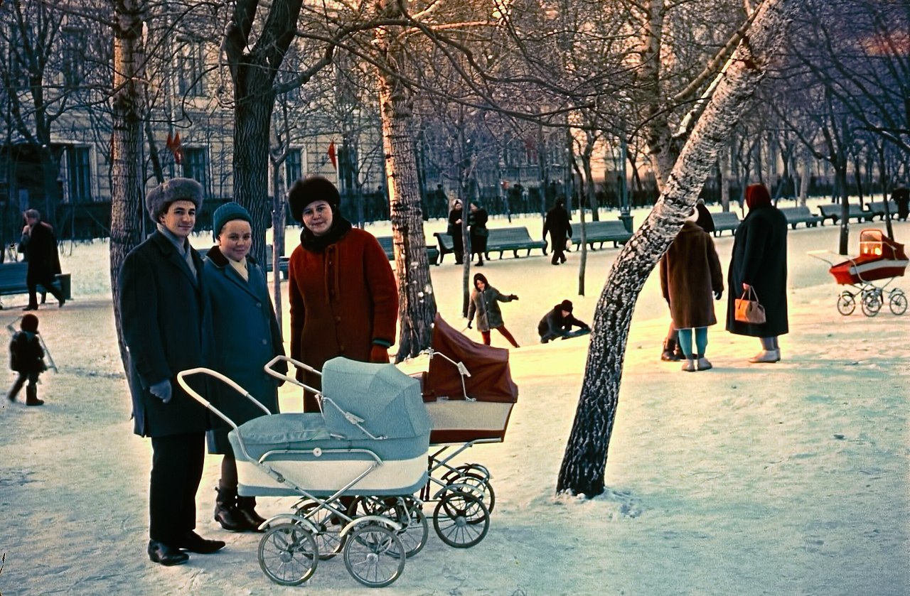 Зима советские. Москва 70е -80е. Чистопрудный бульвар зимой 1968. Советские люди зима. Зима в Советском Союзе.